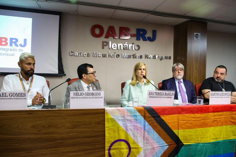 Inédito: Prédio da OAB-RJ recebe bandeirão LGBTQIAPN+ de dez metros para celebrar o Dia do Orgulho