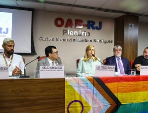 Inédito: Prédio da OAB-RJ recebe bandeirão LGBTQIAPN+ de dez metros para celebrar o Dia do Orgulho