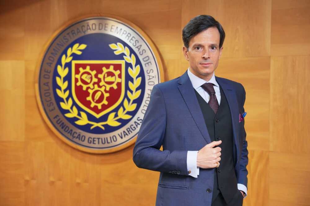 Dr. Victor Lugli ministra masterclass sobre influência estratégica na FGV em São Paulo