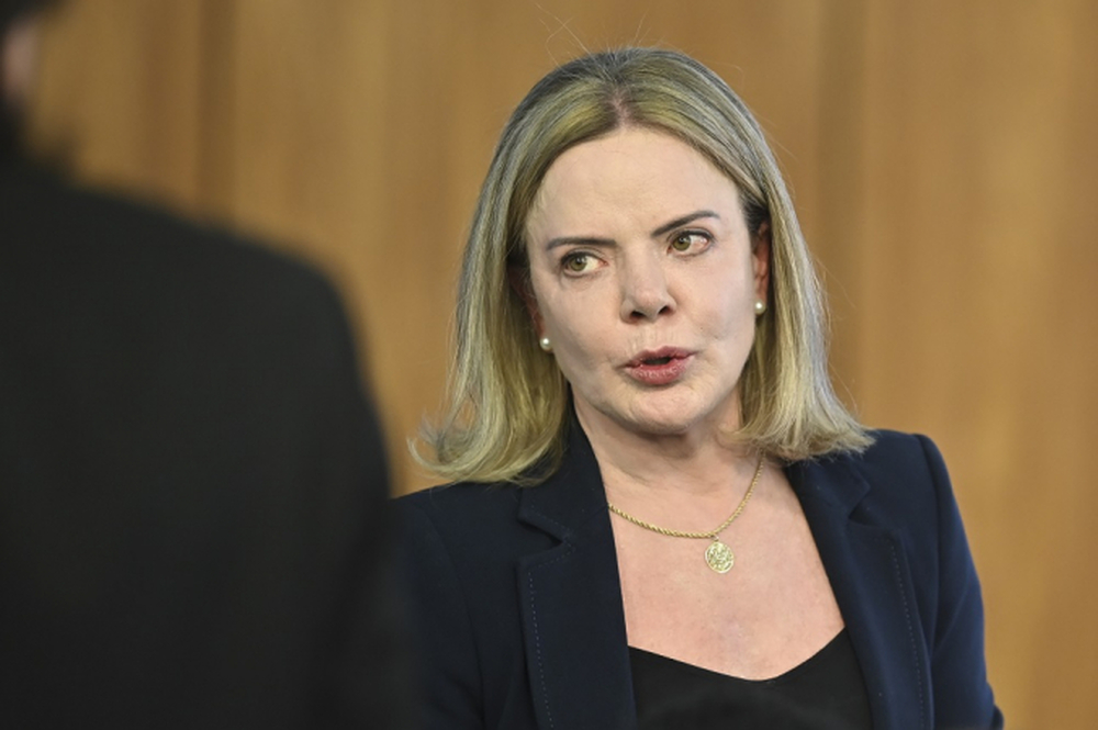 Gleisi destaca queda do risco Brasil e diz que economia vai melhor do que previam os 'catastrofistas'