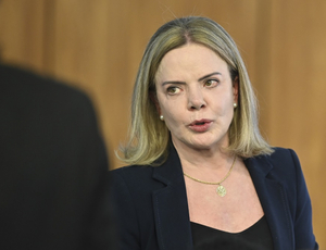 Gleisi destaca queda do risco Brasil e diz que economia vai melhor do que previam os 'catastrofistas'