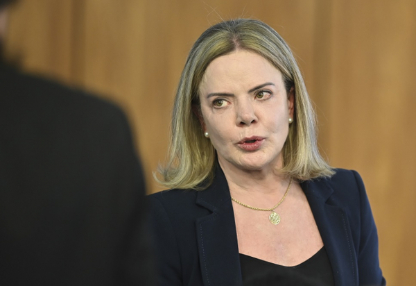 Gleisi destaca queda do risco Brasil e diz que economia vai melhor do que previam os 'catastrofistas'