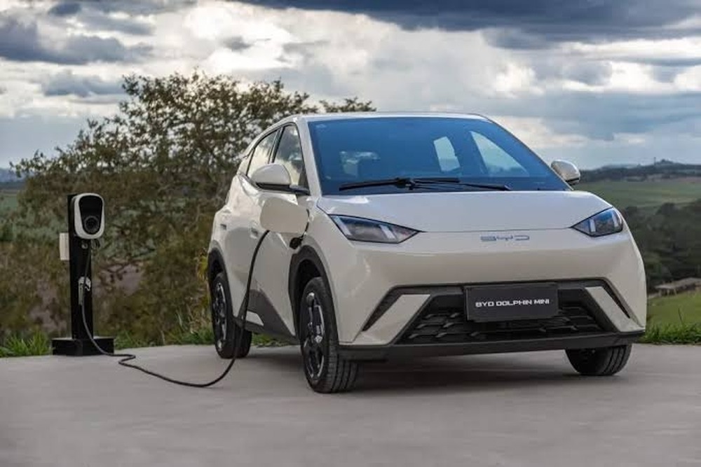Sobe o imposto de carros elétricos e híbridos importados