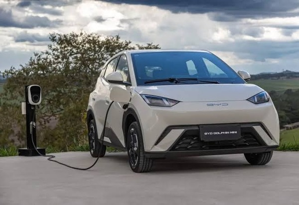 Sobe o imposto de carros elétricos e híbridos importados