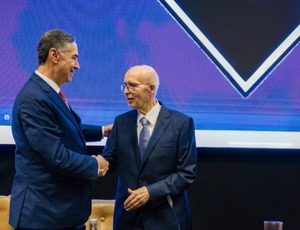 Em Portugal, presidente do STF presta homenagem ao professor Canotilho