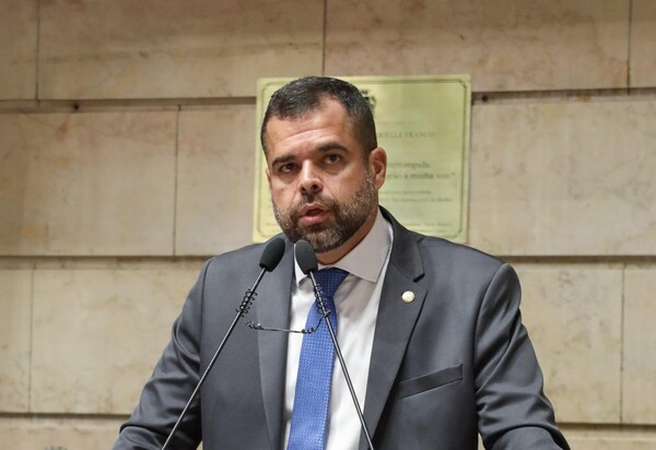 Vereador Poubel repudia atitude de Ferreirinha e diz que secretário de Educação deve deixar o cargo