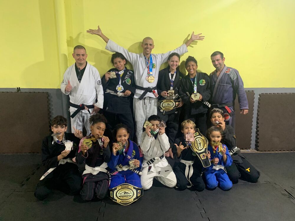 Responsável por projeto social no Engenho da Rainha, conquista título brasileiro de jiujitsu e inspira crianças da comunidade