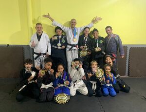 Responsável por projeto social no Engenho da Rainha, conquista título brasileiro de jiujitsu e inspira crianças da comunidade