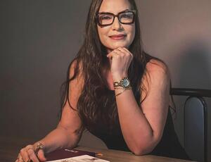 Quando a bola rola nos gramados, é comum que todas as atenções se voltem aos jogadores