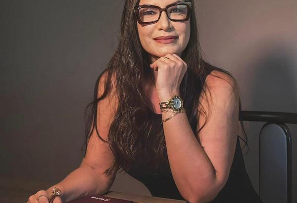 Quando a bola rola nos gramados, é comum que todas as atenções se voltem aos jogadores