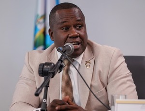 Alerj promulga proibição da venda de produtos em garrafas de vidro nos arredores de estádios