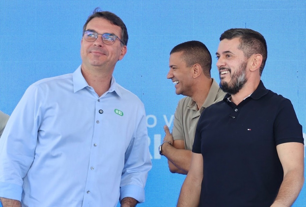 Flávio Bolsonaro vai de Reis ou de Bacellar?