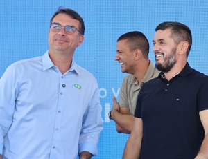 Flávio Bolsonaro vai de Reis ou de Bacellar?