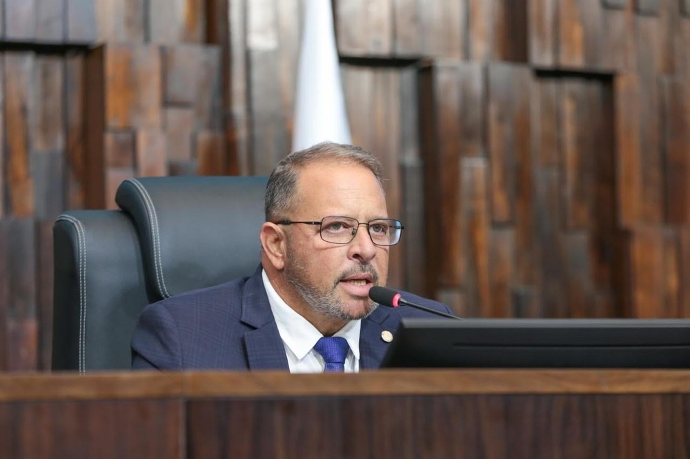 Guilherme Delaroli promulga 23 leis na presidência em exercício da Alerj