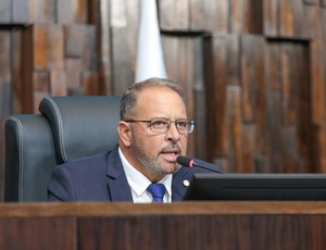 Guilherme Delaroli promulga 23 leis na presidência em exercício da Alerj