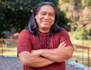 Daniel Munduruku e Márcia Kambeba levam beleza, criatividade e eficiência da linguagem de suas ficções para Clube de Leitura CCBB 2025