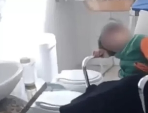 Professora é presa por amarrar criança autista em banheiro de escola