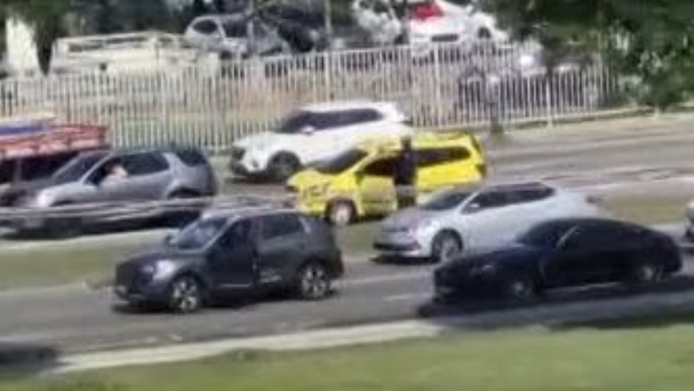 Carro de Vinicius Drummond foi alvejado com mais de 30 disparos