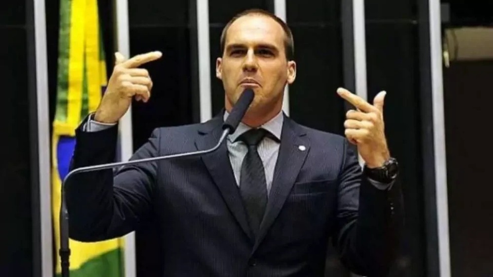 Tarifaço de Trump complica situação de Eduardo no STF mais do que a de Bolsonaro
