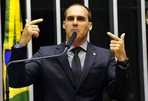 Tarifaço de Trump complica situação de Eduardo no STF mais do que a de Bolsonaro