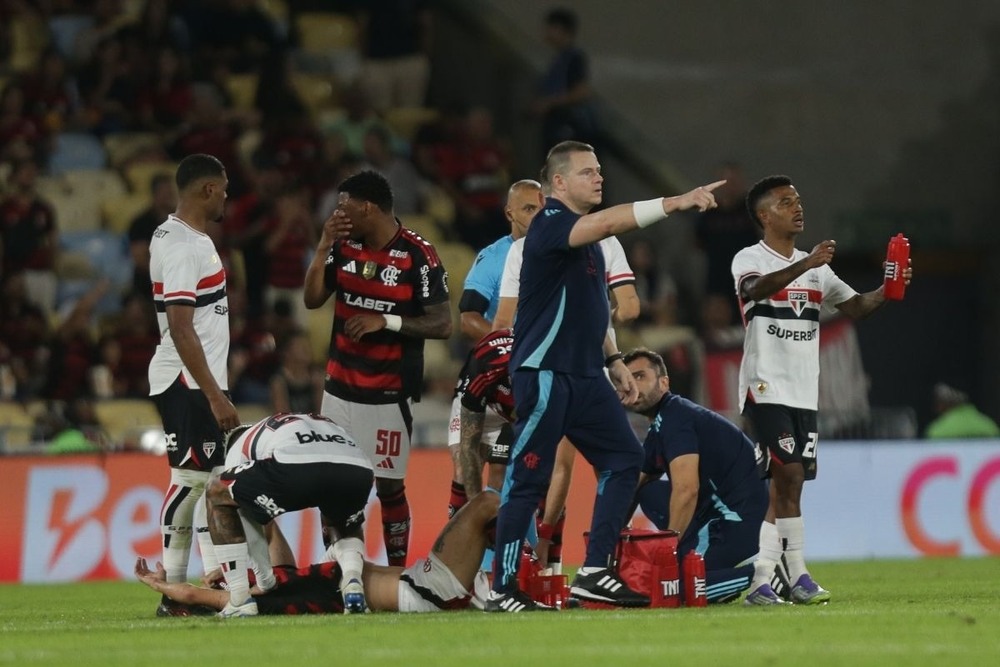 Flamengo emite nota oficial sobre Ayrton Lucas e Alex Sandro