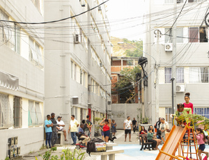 Moradores do Conjunto Habitacional Viçoso Jardim recebem título de propriedade da Prefeitura de Niterói