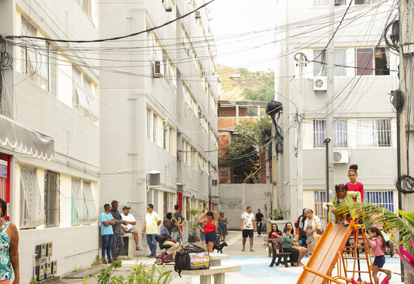 Moradores do Conjunto Habitacional Viçoso Jardim recebem título de propriedade da Prefeitura de Niterói