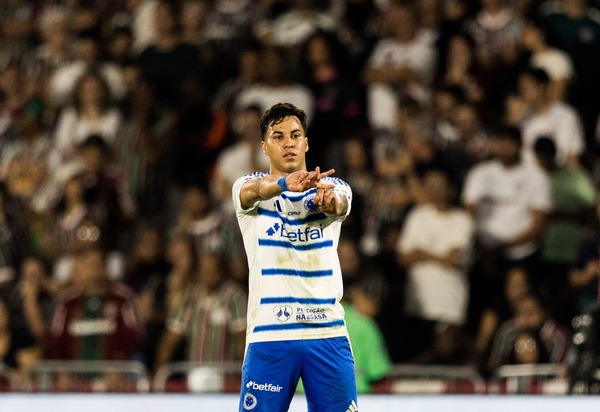 Cruzeiro vence o Fluminense, deixa o Flamengo ‘a ver navios’ e assume a liderança do Brasileirão