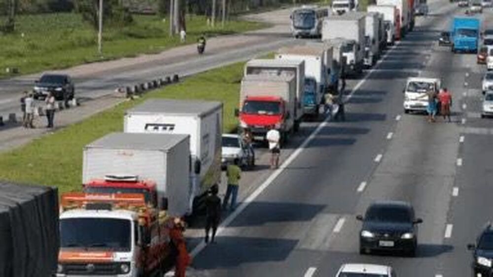 Caminhoneiros avaliam paralisação em protesto contra tarifaço de Trump