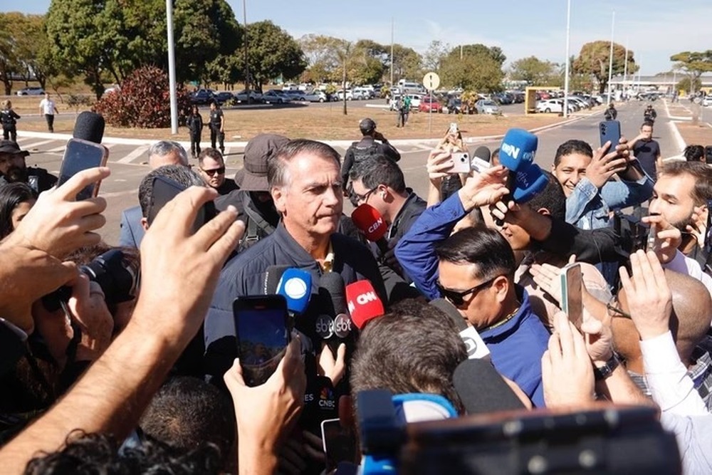 Ação contra Bolsonaro cita reunião com embaixador e posts nas redes sociais