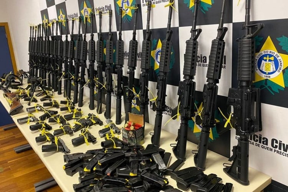 Medida de Cláudio Castro paga R$ 5 mil por arma retirada de circulação, mas divide especialistas sobre eficácia na segurança pública