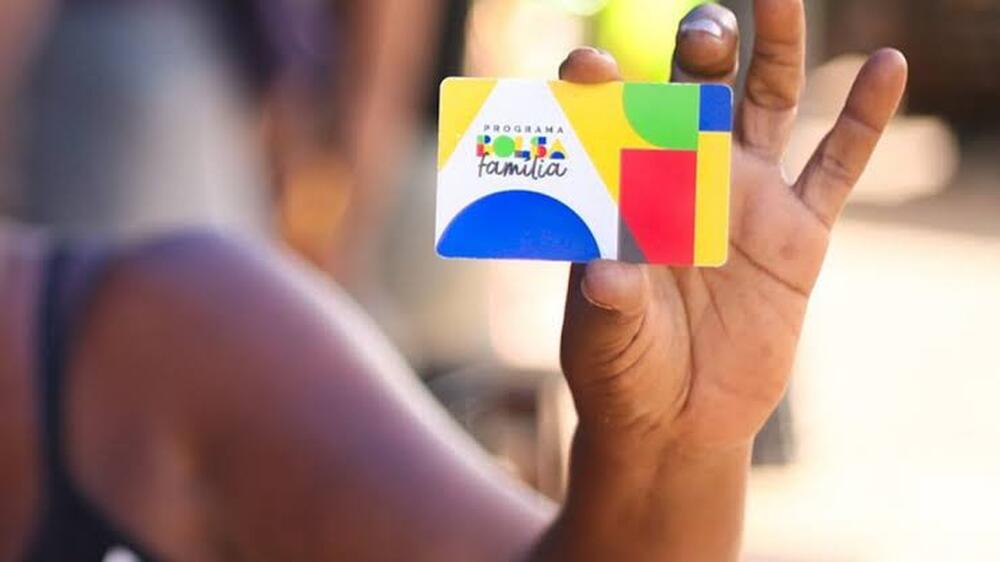 Brasil retira quase 1 milhão de famílias da pobreza em julho com aumento de renda, segundo dados oficiais