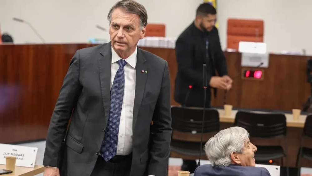 Bolsonaro é condenado a pagar R$ 150 mil por falar ‘pintou um clima’ sobre adolescentes