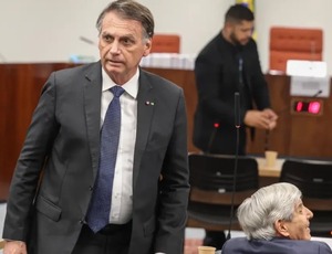 Bolsonaro é condenado a pagar R$ 150 mil por falar ‘pintou um clima’ sobre adolescentes
