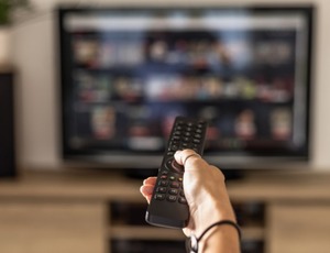 Mais da metade dos brasileiros acessa a internet pela TV