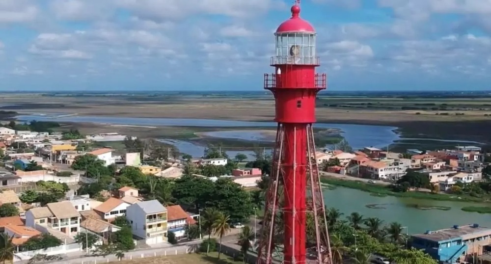 Você sabia que um primo da Torre Eiffel habita o litoral do Rio?