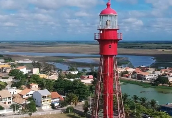 Você sabia que um primo da Torre Eiffel habita o litoral do Rio?