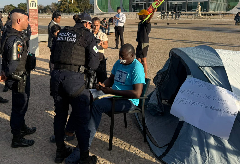 Hélio Negão deixa acampamento em frente ao STF após ordem de Moraes