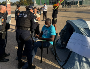 Hélio Negão deixa acampamento em frente ao STF após ordem de Moraes