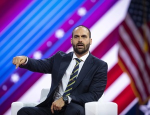 Eduardo Bolsonaro está traindo o Brasil e Lula cobra punição da Câmara