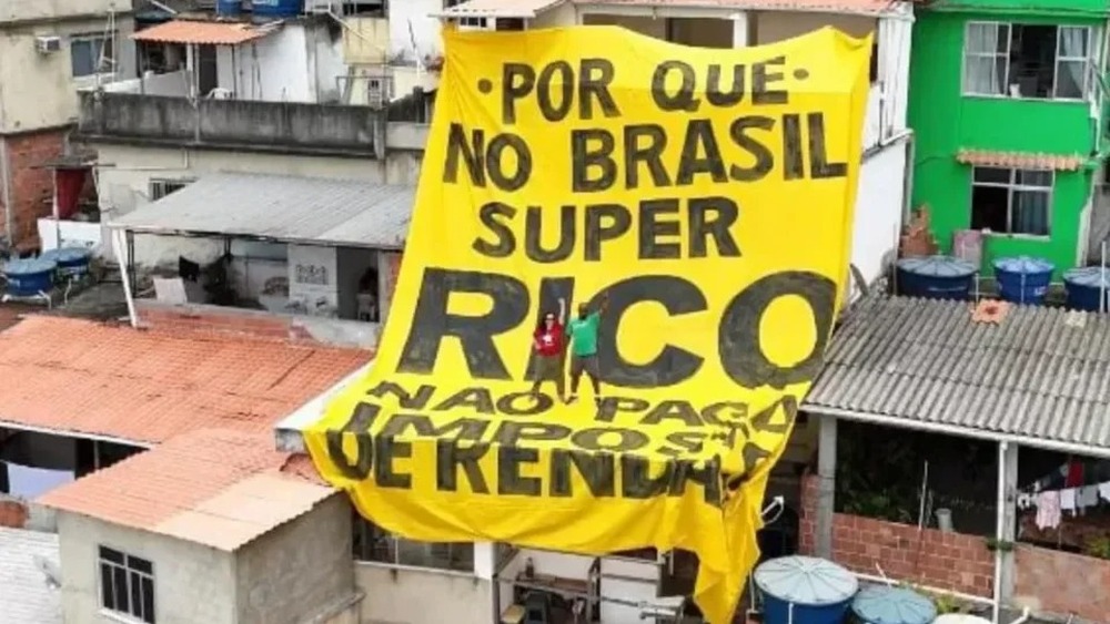 Bandeirões, torneios de pelada e projeções: coletivo usa criatividade para renovar ativismo de esquerda