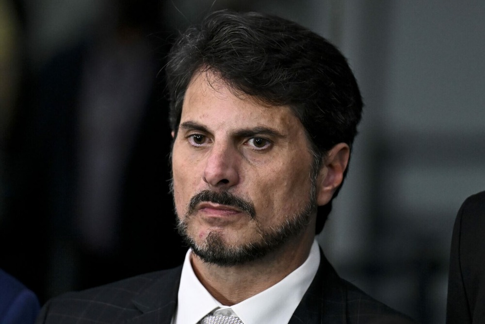 Do Val dribla STF e viaja aos EUA com passaporte diplomático