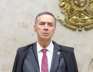 Filhos de Barroso estão abrigados no consulado, diz jornalista