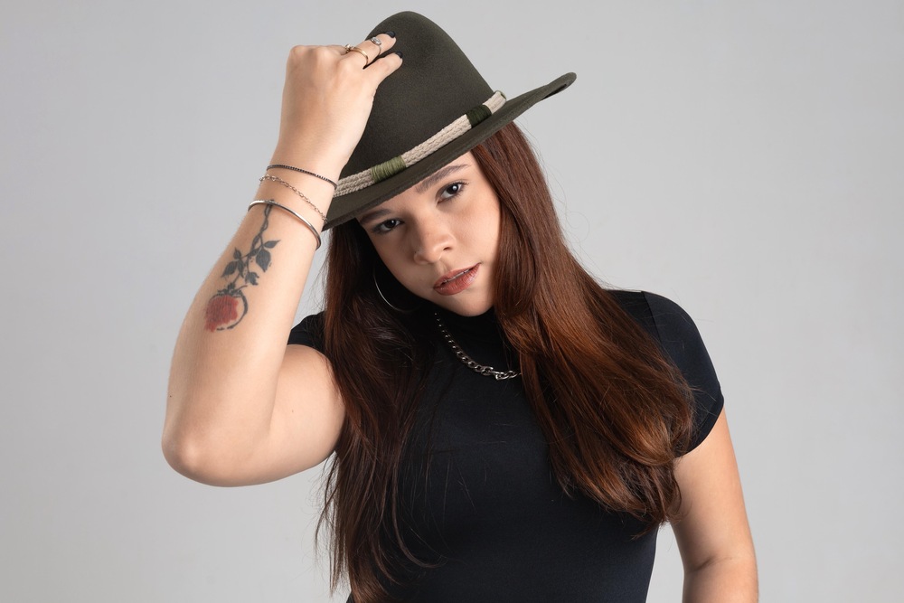 Comparada a Marília Mendonça por internautas, Anna Éboli comemora lançamento de sua primeira música autoral