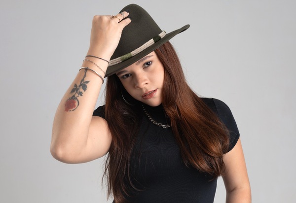 Comparada a Marília Mendonça por internautas, Anna Éboli comemora lançamento de sua primeira música autoral