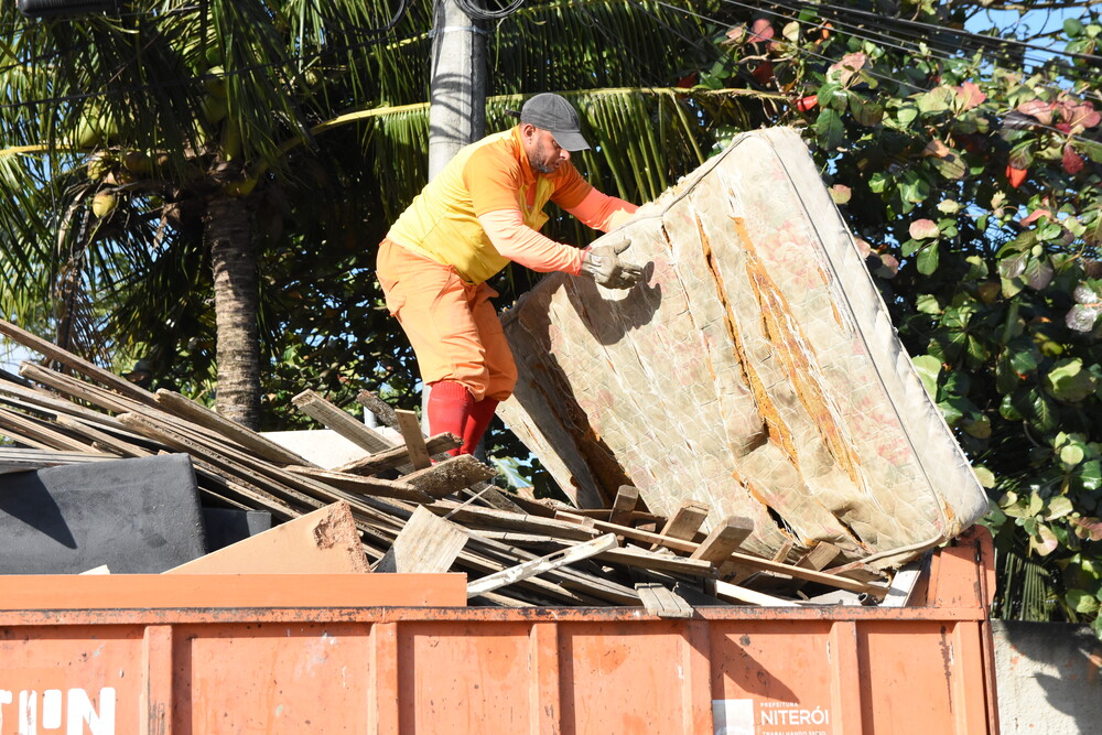 Prefeitura de Niterói realiza projeto “Bota Fora” nas comunidades da Ciclovia e do Jacaré