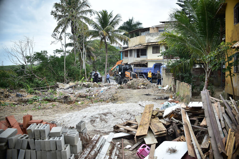 MPRJ e Prefeitura de Niterói realizam demolição de construção irregular em área de proteção ambiental e prendem três por desmatamento ilegal