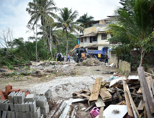MPRJ e Prefeitura de Niterói realizam demolição de construção irregular em área de proteção ambiental e prendem três por desmatamento ilegal