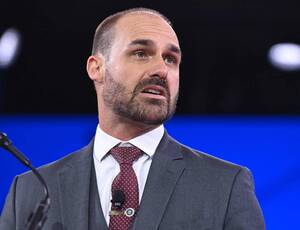 Segundo editorial da Folha, Eduardo Bolsonaro é traidor do Brasil