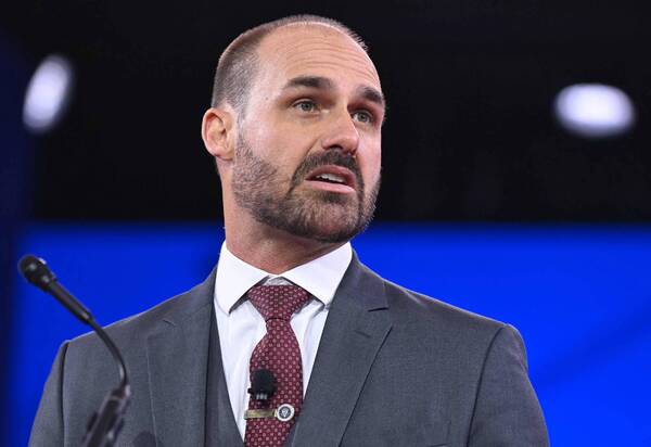 Segundo editorial da Folha, Eduardo Bolsonaro é traidor do Brasil